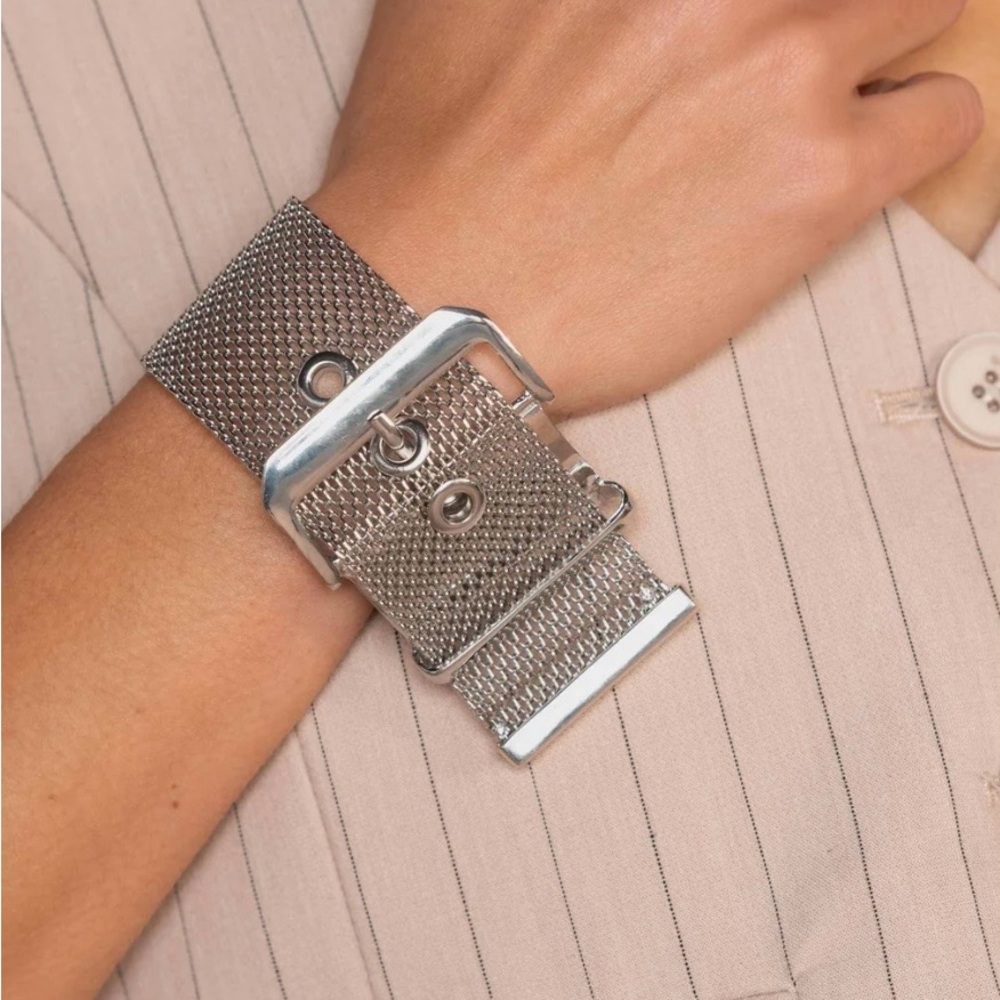 *NEW*  Paparazzi Silver Mesh Bracelet

“Defiant Display”